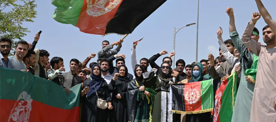 Centinaia di persone hanno cercato di issare la bandiera tricolore dell'Afghanistan