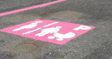 Stalli rosa per donne in gravidanza nel codice della strada