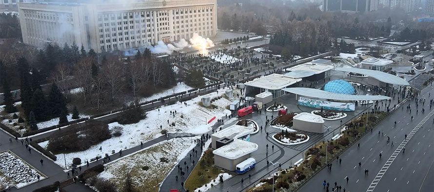 Kazakistan. Uffici governativi bruciano durante le proteste