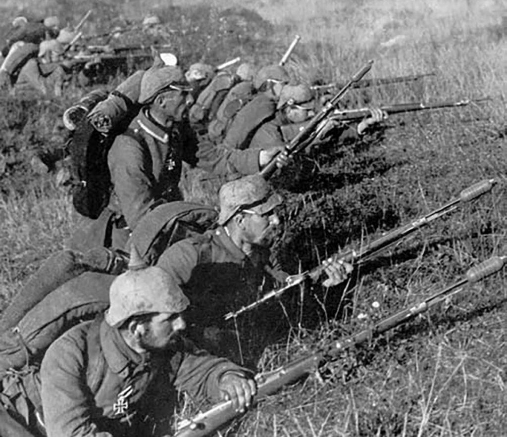 Soldati tedeschi che indossano caratteristici elmetti pickelhaube con coperture in tessuto