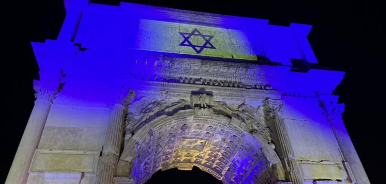 La bandiera israeliana proiettata sull’Arco di Tito. Ha un benché minimo senso storico?