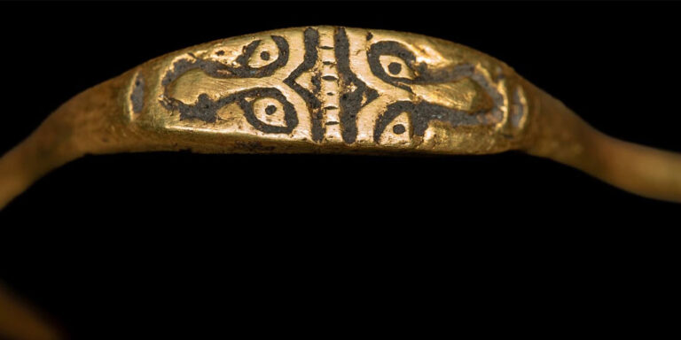 Anello bifacciale trovato a Cracovia