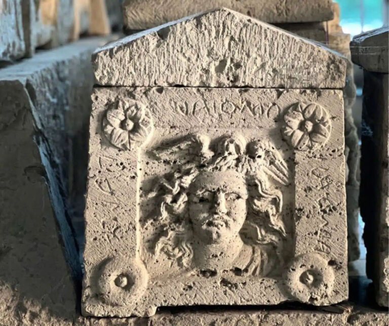 Scoperta nella necropoli etrusca del Palazzone un’urna con la testa di Medusa