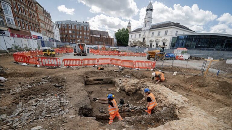 Leicester, uno scrigno di storia: Nuovi scavi svelano due millenni di vita urbana tra case romane, forni e un’antica prigione.