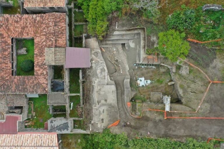 Riscoperta a Pompei la “sala d’attesa” dei poveri, svelata dalle incisioni sulla panca