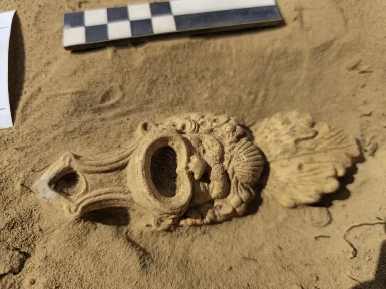 Olanda, la maschera del passato. Ritrovata in un cimitero romano una lucerna teatrale in perfetto stato di conservazione