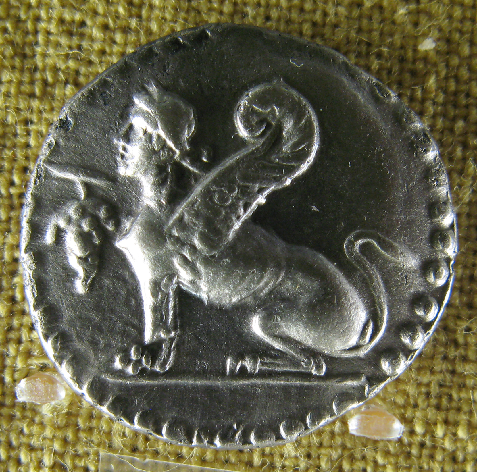 Monete_dell'antica_grecia,_chios,_dracma_in_argento,_con_sfinge_e_grappolo_d'uva,_II_secolo_ac