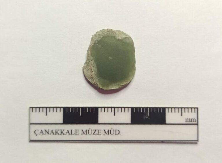 Troia, Palazzo “6M”: spilla d’oro e giada riscrivono i commerci antichi.