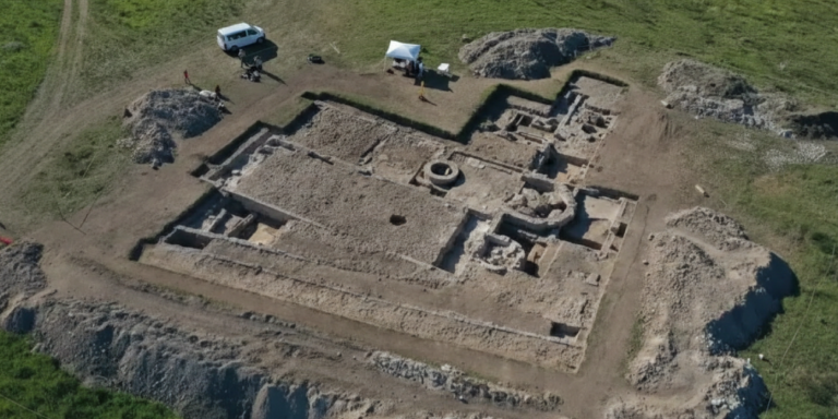 Ostia Antica: scoperto il palazzo dei vescovi del IV secolo con mosaici e marmi Ostia Antica: scoperto il palazzo dei vescovi del IV secolo con mosaici e marmi
