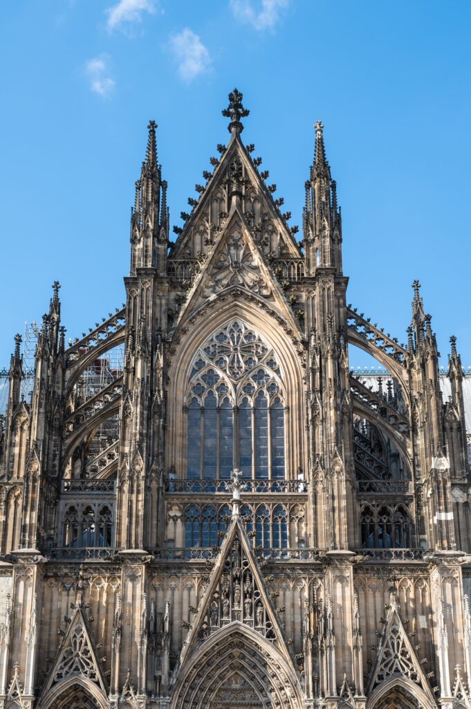 Facciata gotica del Duomo di Colonia con rosone, pinnacoli e archi a sesto acuto, patrimonio UNESCO della Germania