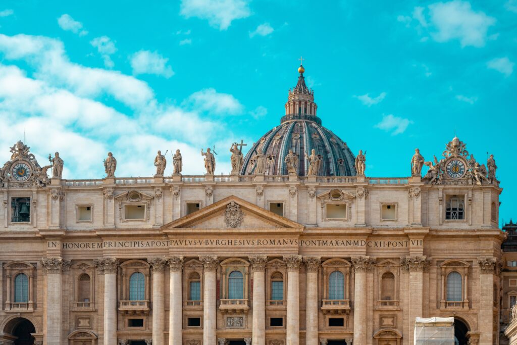 Facciata della Basilica di San Pietro in Vaticano con cupola di Michelangelo, statue degli apostoli e iscrizione latina di Paolo V