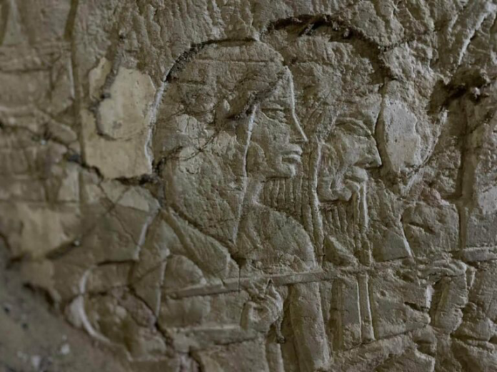 Egitto Saqqara Ancient stone relief showing two bearded men in profile facing left, carved into a weathered wall.