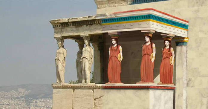 Colori Grecia antica Stone terrace with six statues: three red-robed women on the right and three draped figures on the left, against a pale sky and distant landscape, likely a classical ruin edge.