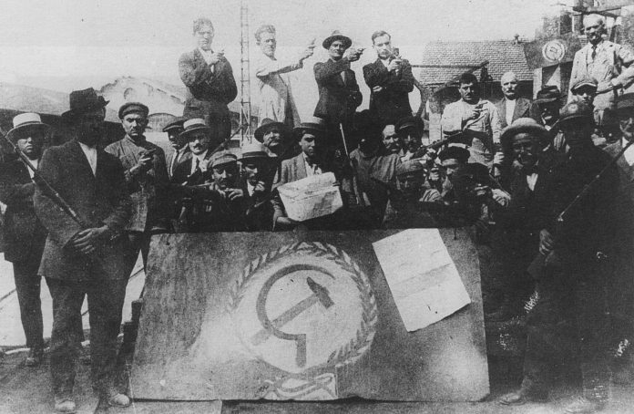 Biennio rosso: guardie rosse in una fabbrica occupata nel settembre 19 Biennio rosso: guardie rosse in una fabbrica occupata nel settembre 1920