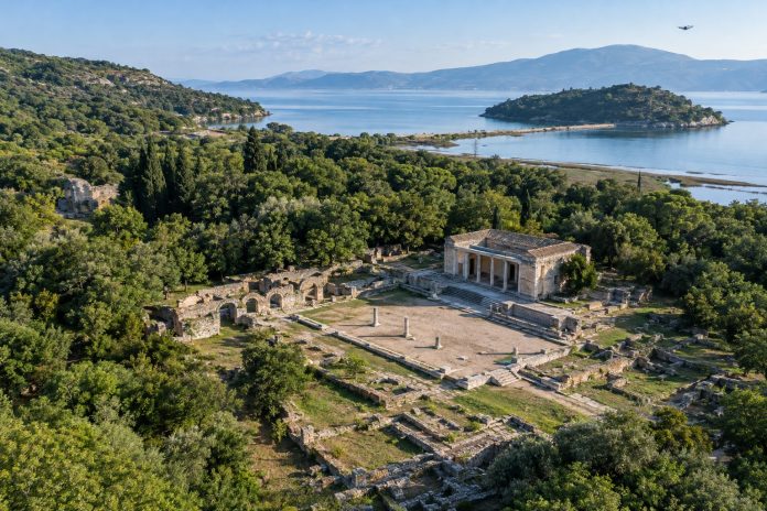 Ricostruzione editoriale di Butrinto con strutture archeologiche emerse dal LiDAR vicino al Foro romano.