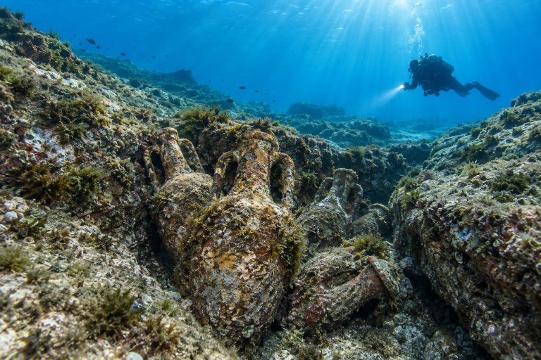 Anfore romane incrostate sul fondale roccioso di Punta Chiappa, immagine illustrativa del possibile relitto di Camogli