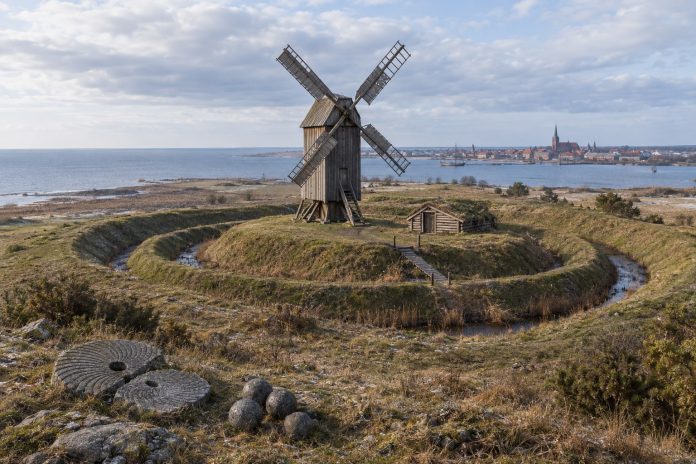 Il possibile mulino fortificato di Puck Ricostruzione editoriale ipotetica del mulino medievale di Puck circondato da fossati difensivi