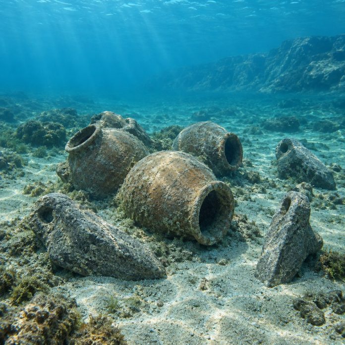 Ricostruzione editoriale di anfore dell'età del Bronzo su un fondale presso Kekova