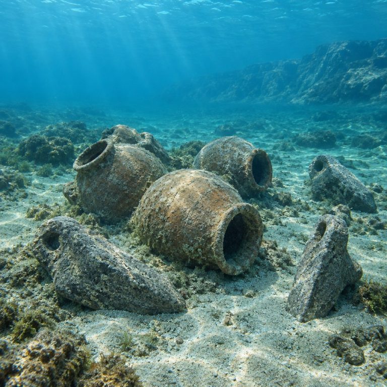 Ricostruzione editoriale di anfore dell'età del Bronzo su un fondale presso Kekova