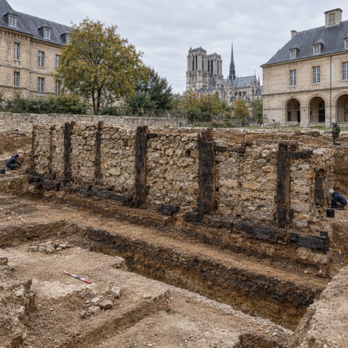 Ricostruzione editoriale dello scavo del muro gallico bruciato sotto l’Hôtel-Dieu, sull’Île de la Cité a Parigi